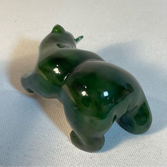 Canadian Nephrite Jade majestic Grizzly Bear with fish sculpture - Picture 10 of 17